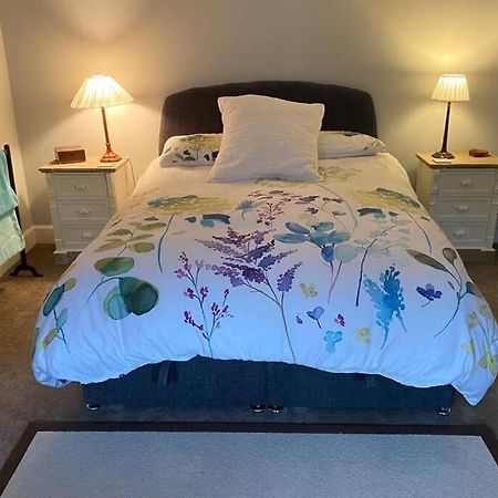 2X King Bedrooms, Private Living Room & Bathroom Thornhill  Eksteriør bilde