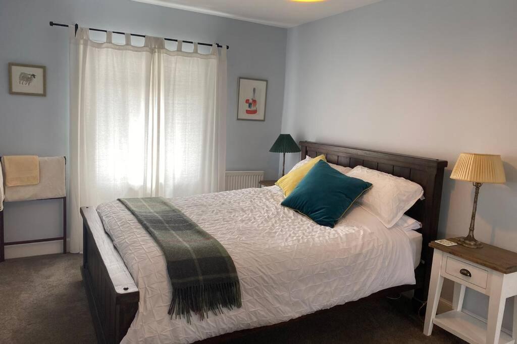 2X King Bedrooms, Private Living Room & Bathroom Thornhill  Eksteriør bilde