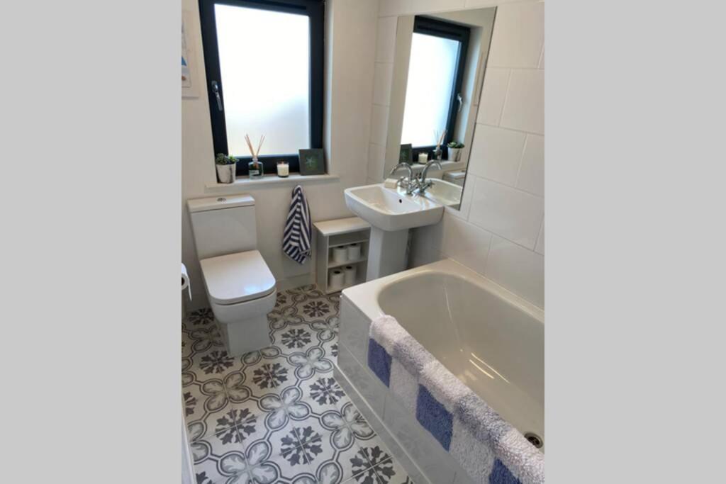 2X King Bedrooms, Private Living Room & Bathroom Thornhill  Eksteriør bilde