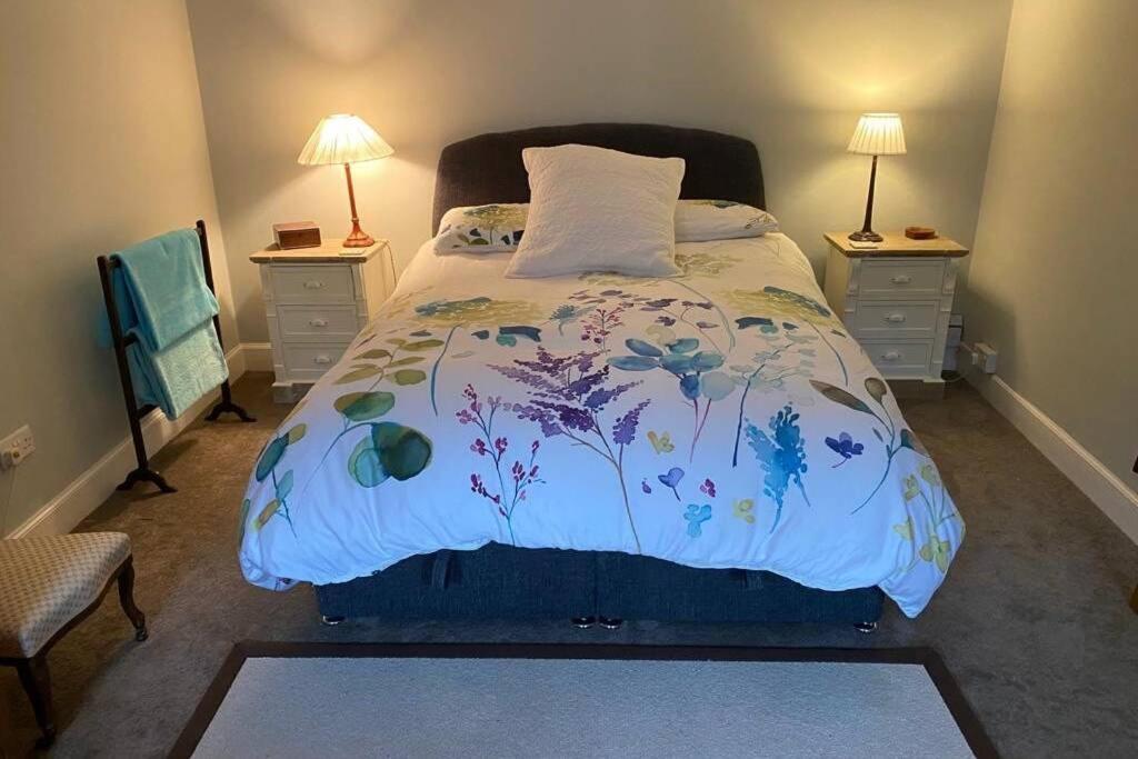 2X King Bedrooms, Private Living Room & Bathroom Thornhill  Eksteriør bilde